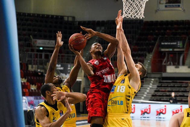 Justin Sears s Oliver Wuerzburg at the basket against Jonas Wohlfarth Bottermann MHP Riesen Ludwigsburg and Yorman Polas Bartolo MHP Riesen Ludwigsburg , GER, MHP Riesen Ludwigsburg vs s Oliver Wuerzburg, 27 12 2020, 9 Spieltag easycredit Basketball Bundesliga, Spielzeit 2020 2021 GER, MHP Riesen Ludwigsburg vs s Oliver Wuerzburg, 27 12 2020, 9 Spieltag easycredit Basketball Bundesliga, Spielzeit 2020 2021 Ludwigsburg Copyright: xMemmlerx Eibner-Pressefotox EP_mmr