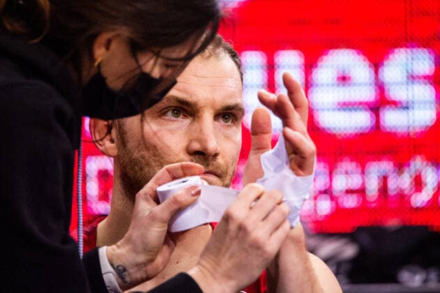 Hand injured Felix Hoffmann s Oliver Wuerzburg 34 1 Basketball Bundesliga MHP RIESEN Ludwigsburg S Oliver Wuerzburg on 27 12 2020 in Ludwigsburg MHPArena , Baden Wuerttemberg, Germany 27 12 20 Basketball , 27 12 2020, Germany xpxsdx