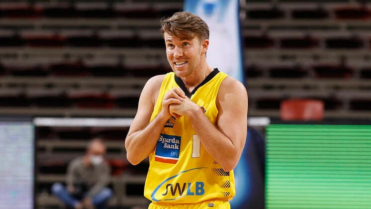 Germany, Ludwigsburg, MHPArena, 27 12 2020, emspor, emonline, despor, deonline, MHP RIESEN Ludwigsburg s Oliver Wuerzburg, Basketball, BBL picture v li Jordan Hulls MHP RIESEN DFL REGULATES PROHIBIT ANY USE OF PHOTOGRAPHS AS IMAGE SEQUENCES AND OR QUASI VIDEO Copyright: HMBxMedia xHeikoxBecker