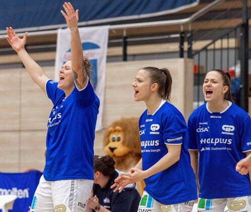 Cheers of the GISA Lions after a 3 er Klaudia Grudzien 23, GISA Lions SV Halle and Janina Schinkel 14, GISA Lions SV Halle cheer most GISA Lions SV Halle vs inexio Royals from Saarlouis Basketball 1 Bundesliga ERDGAS Sportarena Halle Saale 27 12 2020 Foto Holger John Sachsen Anhalt Germany