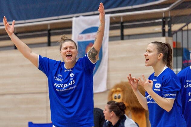 Cheers of the GISA Lions after a 3 er Klaudia Grudzien 23, GISA Lions SV Halle and Janina Schinkel 14, GISA Lions SV Halle cheer most GISA Lions SV Halle vs inexio Royals from Saarlouis Basketball 1 Bundesliga ERDGAS Sportarena Halle Saale 27 12 2020 Foto Holger John Sachsen Anhalt Germany