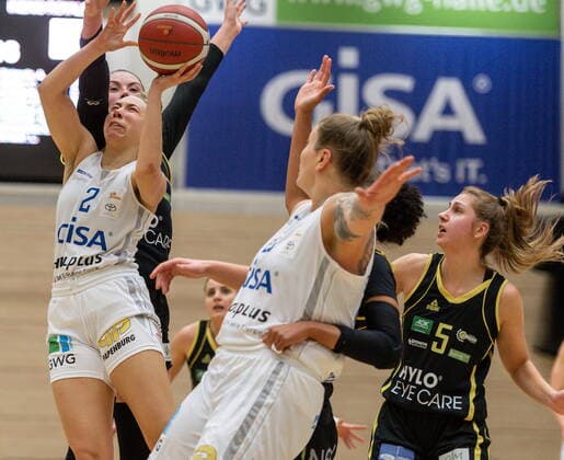Darien Huff 02, GISA Lions SV Halle vs Klara BRICHACOVA Saarlouis GISA Lions SV Halle vs inexio Royals from Saarlouis Basketball 1 Bundesliga ERDGAS Sportarena Halle Saale 27 12 2020 Foto Holger John Sachsen Anhalt Germany
