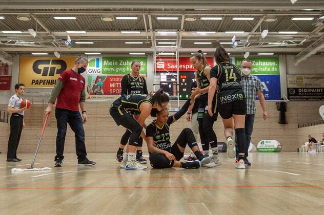 Chelsea Waters Saarlouis had to be treated briefly but could continue to play GISA Lions SV Halle vs inexio Royals from Saarlouis Basketball 1 Bundesliga ERDGAS Sportarena Halle Saale 27 12 2020 Photo Holger John Sachsen Anhalt Germany