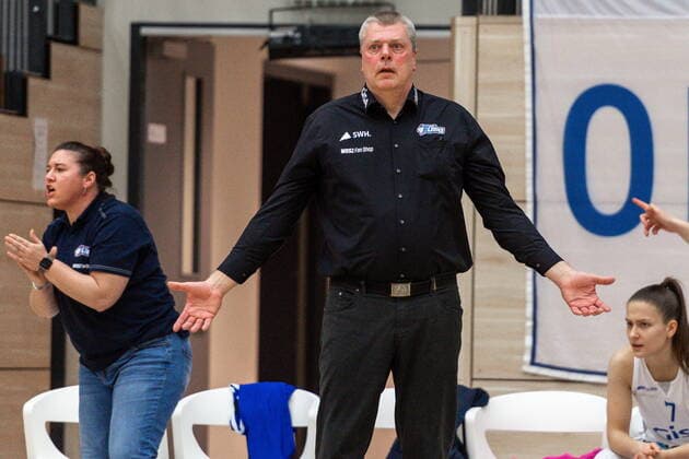 Peter Kortmann Head Coach, GISA Lions SV Halle complains to the referee GISA Lions SV Halle vs inexio Royals from Saarlouis Basketball 1 Bundesliga ERDGAS Sportarena Halle Saale 27 12 2020 Photo Holger John Sachsen Anhalt Germany