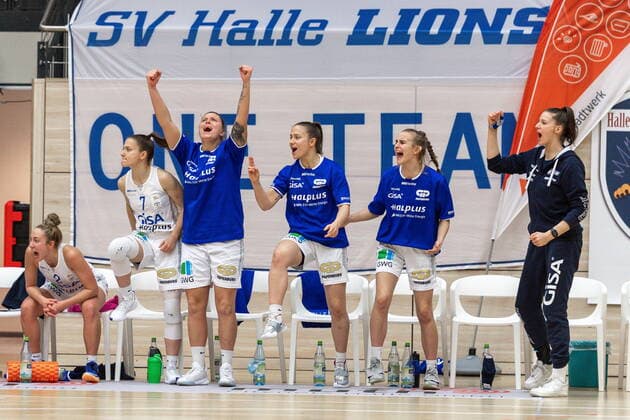 Cheers of the GISA Lions after a 3 er Klaudia Grudzien 23, GISA Lions SV Halle and Janina Schinkel 14, GISA Lions SV Halle cheer most GISA Lions SV Halle vs inexio Royals from Saarlouis Basketball 1 Bundesliga ERDGAS Sportarena Halle Saale 27 12 2020 Foto Holger John Sachsen Anhalt Germany