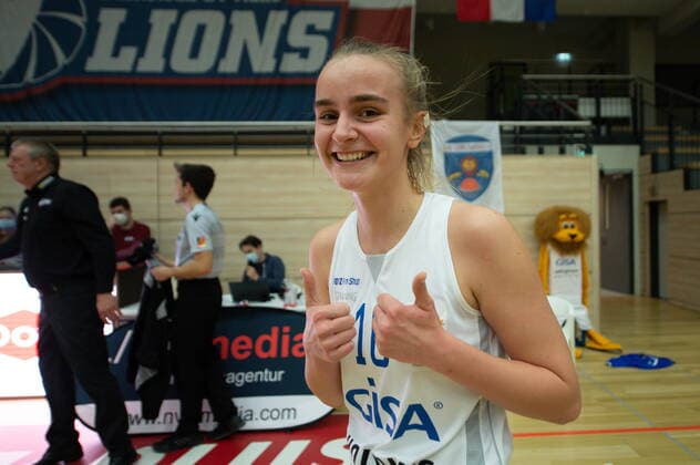 Lilly Oswald 16, GISA Lions SV Halle makes her first baskets for the GISA Lions and is very happy GISA Lions SV Halle vs inexio Royals from Saarlouis Basketball 1 Bundesliga ERDGAS Sportarena Halle Saale 27 12 2020 Foto Holger John Sachsen Anhalt Germany