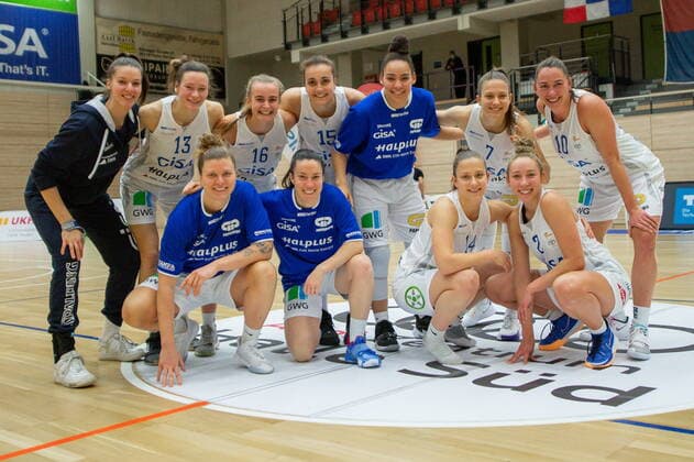 The GISA Lions also win this game JUbel of the team after the final whistle GISA Lions SV Halle vs inexio Royals from Saarlouis Basketball 1 Bundesliga ERDGAS Sportarena Halle Saale 27 12 2020 Photo Holger John Sachsen Anhalt Germany