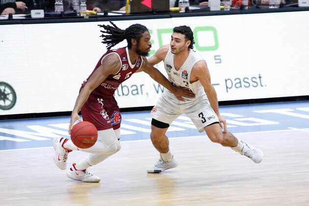 BBL easyCredit Basketball Bundesliga season 2020 2021 9 matchday on Sunday, 27 December 2020 at edel optics de Arena in Hamburg Hamburg Towers NINERS Chemnitz v l Marcus Thornton Chemnitz , Max DiLeo Towers Hamburg Towers NINERS Chemnitz