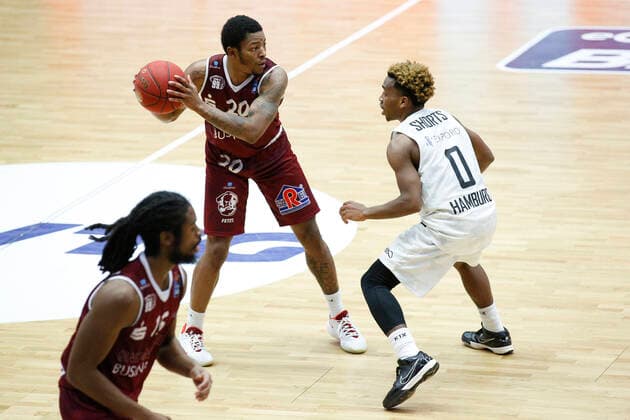 BBL easyCredit Basketball Bundesliga season 2020 2021 9 matchday on Sunday, 27 December 2020 at edel optics de Arena in Hamburg Hamburg Towers NINERS Chemnitz v l Wes Clark Chemnitz , TJ Shorts II Towers Hamburg Towers NINERS Chemnitz
