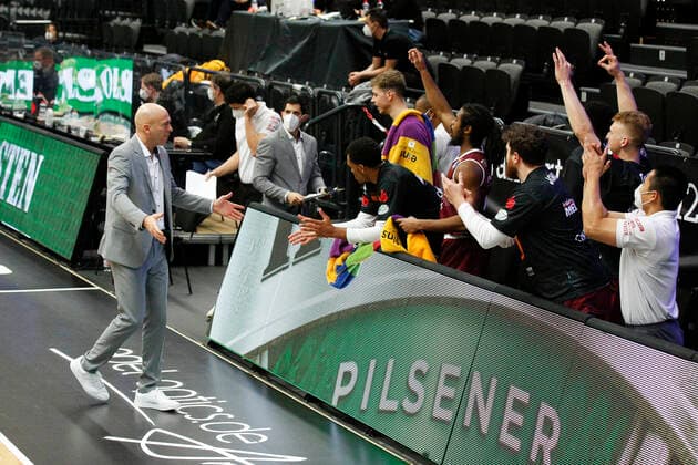 BBL easyCredit Basketball Bundesliga season 2020 2021 9 matchday on Sunday, 27 December 2020 at edel optics de Arena in Hamburg Hamburg Towers NINERS Chemnitz head coach Rodrigo Pastore Chemnitz , cheers on the bench of NINERS Chemnitz Hamburg Towers NINERS Chemnitz