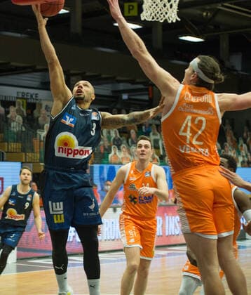 GER, Basketball, RASTA Vechta vs Crailsheim Merlins 27 12 2020, RASTA Dome, Vechta, GER, easy Credit BBL, RASTA Vechta vs s Crailsheim Merlins, in the picture Maurice STUCKEY Crailsheim MERLINS 3 vs Dennis CLIFFORD Rasta Vechta 42 nordphotoxRojahn nph00310