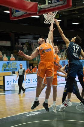 GER, Basketball, RASTA Vechta vs Crailsheim Merlins 27 12 2020, RASTA Dome, Vechta, GER, easy Credit BBL, RASTA Vechta vs s Crailsheim Merlins, in the picture the Rasta players Dennis CLIFFORD Rasta Vechta 42 Jamuni McNEACE Crailsheim MERLINS 17 Philipp HERKENHOFF Rasta Vechta 14 nordphotoxRojahn nph00310