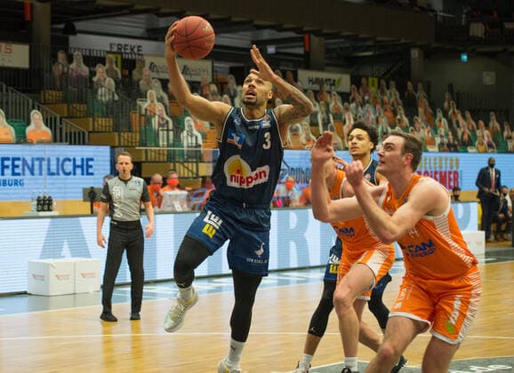 GER, Basketball, RASTA Vechta vs Crailsheim Merlins 27 12 2020, RASTA Dome, Vechta, GER, easy Credit BBL, RASTA Vechta vs s Crailsheim Merlins, in the picture to the basket Maurice STUCKEY Crailsheim MERLINS 3 Philipp HERKENHOFF Rasta Vechta 14 nordphotoxRojahn nph00310