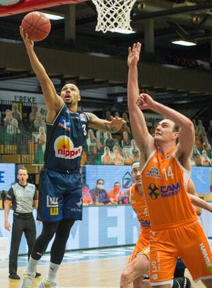 GER, Basketball, RASTA Vechta vs Crailsheim Merlins 27 12 2020, RASTA Dome, Vechta, GER, easy Credit BBL, RASTA Vechta vs s Crailsheim Merlins, in the picture to the basket Maurice STUCKEY Crailsheim MERLINS 3 Philipp HERKENHOFF Rasta Vechta 14 nordphotoxRojahn nph00310