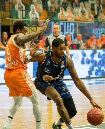 GER, Basketball, RASTA Vechta vs Crailsheim Merlins 27 12 2020, RASTA Dome, Vechta, GER, easy Credit BBL, RASTA Vechta vs s Crailsheim Merlins, pictured Haywood HIGHSMITH Crailsheim MERLINS 7 Josh YOUNG Rasta Vechta 8 nordphotoxRojahn nph00310