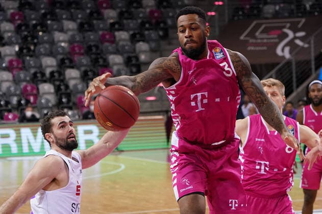 GER, easyCredit BBL, Men, Telekom Baskets Bonn vs BG Goettingen 27 12 2020, Telekom Dome, Bonn, GER, easyCredit BBL, Men, Telekom Baskets Bonn vs BG Goettingen, in picture picture shows James Thompson IV Telekom Bonn 3 , Akeem Vargas Goettingen 8 , nordphotox xMeuter nph00351