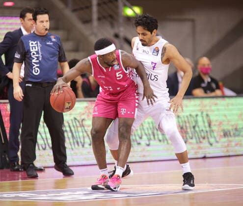 Josh Hagins Telekom Baskets Bonn vs Jorge Gutierrez BG Göttingen easyCredit BBL 1 Bundesliga , Season 2020 2021 , Matchday 9