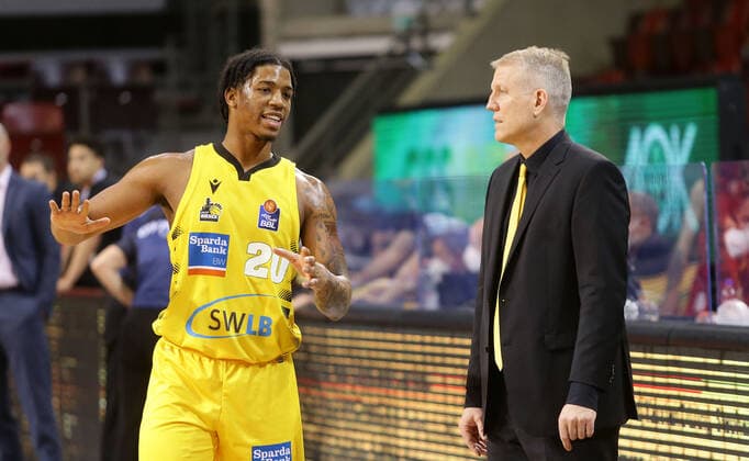 Ludwigsburg , Basketball easyCredit BBL Bundesliga , MHP RIESEN Ludwigsburg vs s Oliver Würzburg , from left Desi Rodriguez coach John patrick Riesen