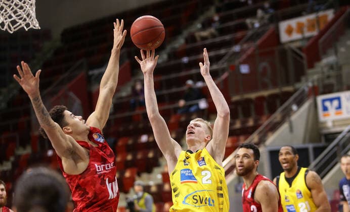 Ludwigsburg , Basketball easyCredit BBL Bundesliga , MHP RIESEN Ludwigsburg vs s Oliver Würzburg , from left Joshua Obiesie Würz Jacob Patrick Riesen
