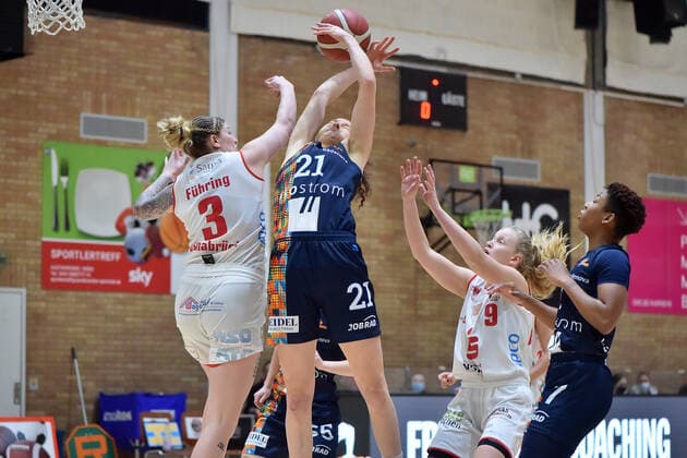 Basketball DBBL 04 Matchday GiroLive Panthers Osnabrück USC Eisvögel Freiburg on 27 12 2020 in the OSC Hall in Osnabrück Emilly Maria Kapitza Freiburg in a duel against Samantha Führing Fuehring Osnabrueck MT