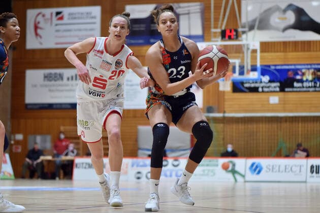 Basketball DBBL 04 Matchday GiroLive Panthers Osnabrück USC Eisvögel Freiburg on 27 12 2020 in the OSC Hall in Osnabrück Daneesha Danielle Provo Freiburg in a duel against Kata Takacs Osnabrueck MT