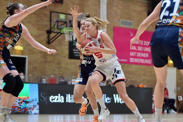 Basketball DBBL 04 Matchday GiroLive Panthers Osnabrück USC Eisvögel Freiburg on 27 12 2020 in the OSC Hall in Osnabrück Luisa Marie Nufer Freiburg in a duel against Tonia Dölle Doelle Osnabrueck MT