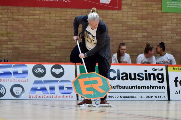Basketball DBBL 04 Matchday GiroLive Panthers Osnabrück USC Eisvögel Freiburg on 27 12 2020 in the OSC Hall in Osnabrück Coach Isabel Fernandez Perez Freiburg has to reach for the wiper herself MT