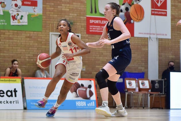 Basketball DBBL 04 Matchday GiroLive Panthers Osnabrück USC Eisvögel Freiburg on 27 12 2020 in the OSC Hall in Osnabrück Cassidy Margaret Boensch Freiburg in a duel against Allazia Blockton Osnabrueck MT