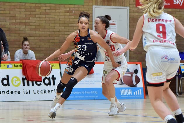 Basketball DBBL 04 Matchday GiroLive Panthers Osnabrück USC Eisvögel Freiburg on 27 12 2020 in the OSC Hall in Osnabrück Daneesha Danielle Provo Freiburg in a duel against Kata Takacs Osnabrueck MT