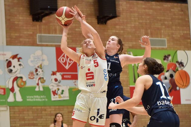 Basketball DBBL 04 Matchday GiroLive Panthers Osnabrück USC Eisvögel Freiburg on 27 12 2020 in the OSC Hall in Osnabrück Cassidy Margaret Boensch Freiburg in a duel against Tonia Dölle Doelle Osnabrueck MT