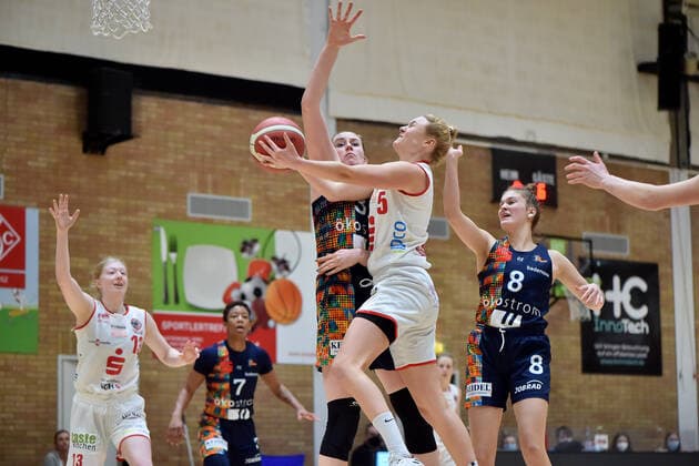 Basketball DBBL 04 Matchday GiroLive Panthers Osnabrück USC Eisvögel Freiburg on 27 12 2020 in the OSC Hall in Osnabrück Cassidy Margaret Boensch Freiburg in a duel against Tonia Dölle Doelle Osnabrueck MT