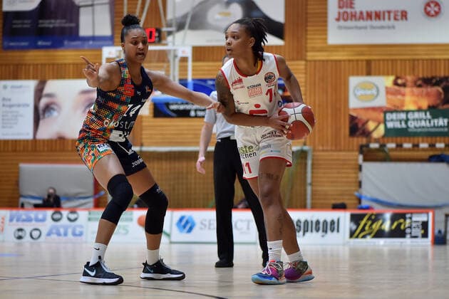 Basketball DBBL 04 Matchday GiroLive Panthers Osnabrück USC Eisvögel Freiburg on 27 12 2020 in the OSC Hall in Osnabrück Sanata Lea Ouedraogo Freiburg in a duel against Allazia Blockton Osnabrueck MT