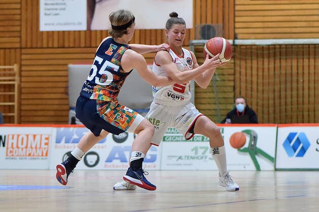 Basketball DBBL 04 Matchday GiroLive Panthers Osnabrück USC Eisvögel Freiburg on 27 12 2020 in the OSC Hall in Osnabrück Pauline Marie Mayer Freiburg in a duel against Jenny Strozyk Osnabrueck MT