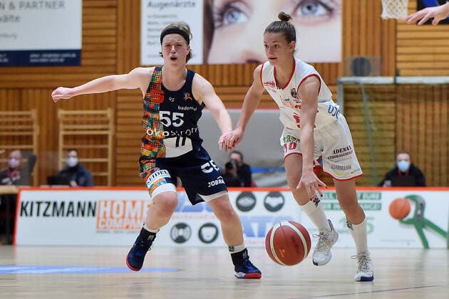 Basketball DBBL 04 Matchday GiroLive Panthers Osnabrück USC Eisvögel Freiburg on 27 12 2020 in the OSC Hall in Osnabrück Pauline Marie Mayer Freiburg in a duel against Jenny Strozyk Osnabrueck MT