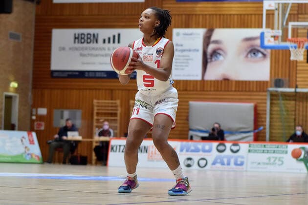 Basketball DBBL 04 Matchday GiroLive Panthers Osnabrück USC Eisvögel Freiburg on 27 12 2020 in the OSC Hall in Osnabrück Allazia Blockton Osnabrueck on the ball MT