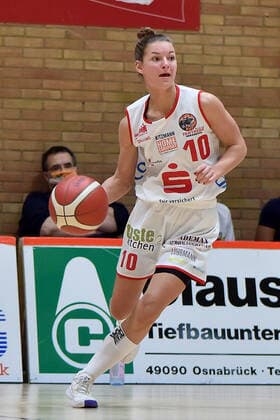 Basketball DBBL 04 Matchday GiroLive Panthers Osnabrück USC Eisvögel Freiburg on 27 12 2020 in the OSC Hall in Osnabrück Jenny Strozyk Osnabrueck on the ball MT