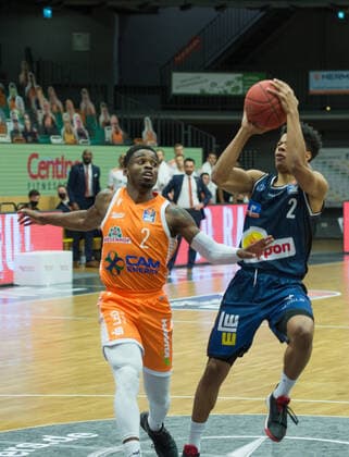 GER, Basketball, RASTA Vechta vs Crailsheim Merlins 27 12 2020, RASTA Dome, Vechta, GER, easy Credit BBL, RASTA Vechta vs s Crailsheim Merlins, in picture Ikenna IROEGBU Rasta Vechta 2 Trae BELL HAYNES Crailsheim MERLINS 2 nordphotoxRojahn nph00310