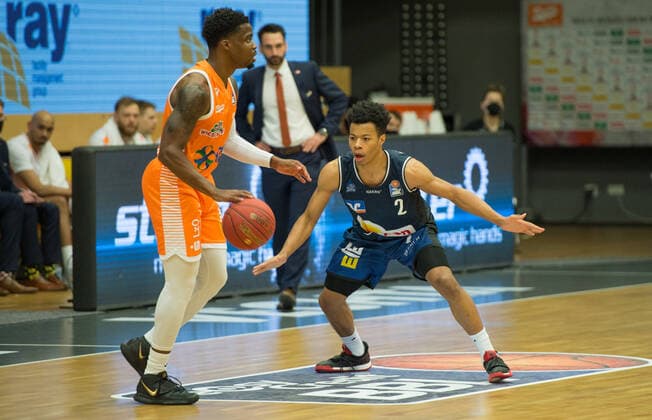 GER, Basketball, RASTA Vechta vs Crailsheim Merlins 27 12 2020, RASTA Dome, Vechta, GER, easy Credit BBL, RASTA Vechta vs s Crailsheim Merlins, in picture Trae BELL HAYNES Crailsheim MERLINS 2 Ikenna IROEGBU Rasta Vechta 2 nordphotoxRojahn nph00310