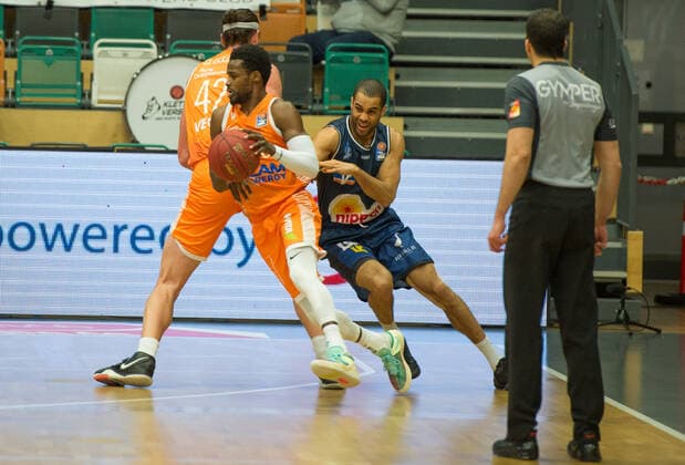 GER, Basketball, RASTA Vechta vs Crailsheim Merlins 27 12 2020, RASTA Dome, Vechta, GER, easy Credit BBL, RASTA Vechta vs s Crailsheim Merlins, in picture Josh YOUNG Rasta Vechta 8 Elias LASISI Crailsheim MERLINS 6 nordphotoxRojahn nph00310