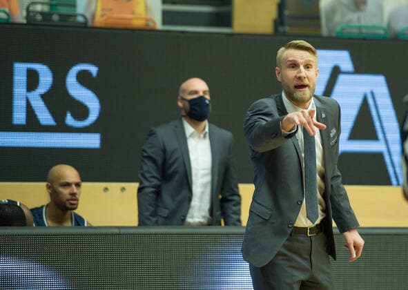 GER, Basketball, RASTA Vechta vs Crailsheim Merlins 27 12 2020, RASTA Dome, Vechta, GER, easy Credit BBL, RASTA Vechta vs s Crailsheim Merlins, in picture Tuomas IISALO Crailsheim MERLINS Headcoach Juho KAILIO Crailsheim MERLINS Assistantcoach nordphotoxRojahn nph00310