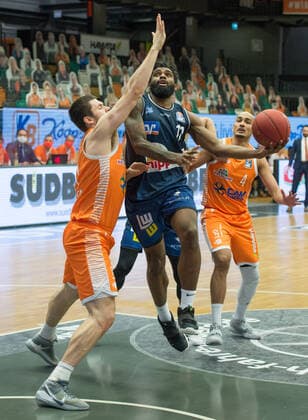 GER, Basketball, RASTA Vechta vs Crailsheim Merlins 27 12 2020, RASTA Dome, Vechta, GER, easy Credit BBL, RASTA Vechta vs s Crailsheim Merlins, in picture Tim COLEMAN Crailsheim MERLINS 11 Will VORHEES Rasta Vechta 41 nordphotoxRojahn nph00310