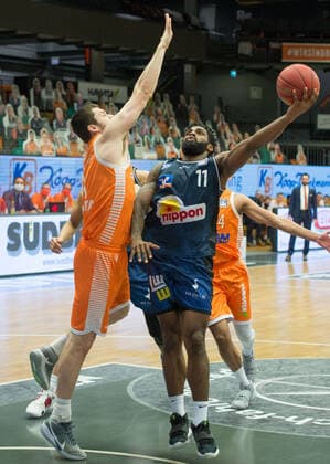 GER, Basketball, RASTA Vechta vs Crailsheim Merlins 27 12 2020, RASTA Dome, Vechta, GER, easy Credit BBL, RASTA Vechta vs s Crailsheim Merlins, in picture Tim COLEMAN Crailsheim MERLINS 11 Will VORHEES Rasta Vechta 41 nordphotoxRojahn nph00310