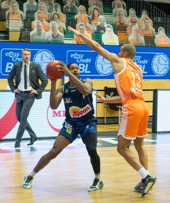 GER, Basketball, RASTA Vechta vs Crailsheim Merlins 27 12 2020, RASTA Dome, Vechta, GER, easy Credit BBL, RASTA Vechta vs s Crailsheim Merlins, pictured Haywood HIGHSMITH Crailsheim MERLINS 7 Jean SALUMU Rasta Vechta 13 nordphotoxRojahn nph00310