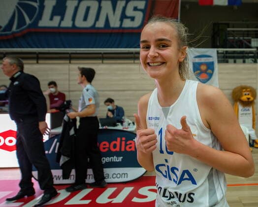 Lilly Oswald 16, GISA Lions SV Halle makes her first baskets for the GISA Lions and is very happy GISA Lions SV Halle vs inexio Royals from Saarlouis Basketball 1 Bundesliga ERDGAS Sportarena Halle Saale 27 12 2020 Foto Holger John Sachsen Anhalt Germany
