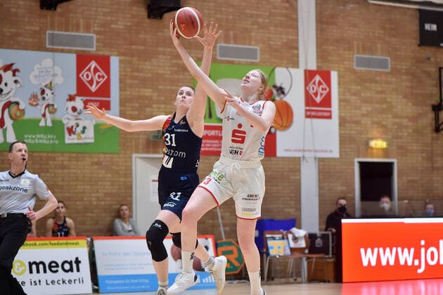 Basketball DBBL 04 Matchday GiroLive Panthers Osnabrück USC Eisvögel Freiburg on 27 12 2020 in the OSC Hall in Osnabrück Cassidy Margaret Boensch Freiburg in a duel against Frieda Bühner Buehner Osnabrueck MT