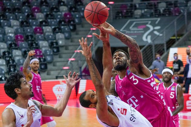 GER, easyCredit BBL, Men, Telekom Baskets Bonn vs BG Goettingen 27 12 2020, Telekom Dome, Bonn, GER, easyCredit BBL, Men, Telekom Baskets Bonn vs BG Goettingen, in picture picture shows Akeem Vargas Goettingen 8 , in duel against James Thompson IV Telekom Bonn 3 , nordphotox xMeuter nph00351