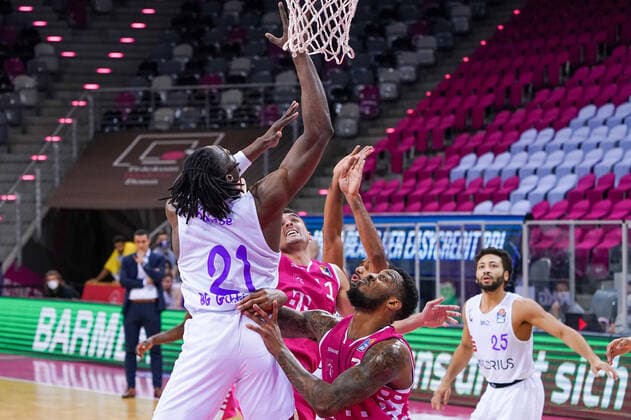 GER, easyCredit BBL, Men, Telekom Baskets Bonn vs BG Goettingen 27 12 2020, Telekom Dome, Bonn, GER, easyCredit BBL, Men, Telekom Baskets Bonn vs BG Goettingen, in picture picture shows Anthony DiLeo Telekom Bonn 11 , James Thompson IV Telekom Bonn 3 , in duel against Tai Odiase Goettingen 21 , nordphotox xMeuter nph00351