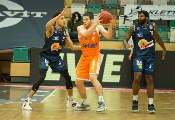 GER, Basketball, RASTA Vechta vs Crailsheim Merlins 27 12 2020, RASTA Dome, Vechta, GER, easy Credit BBL, RASTA Vechta vs s Crailsheim Merlins, in picture Will VORHEES Rasta Vechta 41 Jamuni McNEACE Crailsheim MERLINS 17 Tim COLEMAN Crailsheim MERLINS 11 nordphotoxRojahn nph00310
