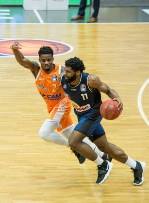 GER, Basketball, RASTA Vechta vs Crailsheim Merlins 27 12 2020, RASTA Dome, Vechta, GER, easy Credit BBL, RASTA Vechta vs s Crailsheim Merlins, in picture Tim COLEMAN Crailsheim MERLINS 11 Ikenna IROEGBU Rasta Vechta 2 nordphotoxRojahn nph00310
