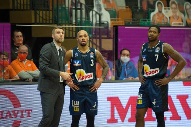 GER, Basketball, RASTA Vechta vs Crailsheim Merlins 27 12 2020, RASTA Dome, Vechta, GER, easy Credit BBL, RASTA Vechta vs s Crailsheim Merlins, pictured on the sidelines Tuomas IISALO Crailsheim MERLINS Headcoach Maurice STUCKEY Crailsheim MERLINS 3 Haywood HIGHSMITH Crailsheim MERLINS 7 nordphotoxRojahn nph00310